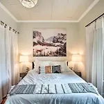 Cheerful 3 Bedroom Villa With Backyard Oasis