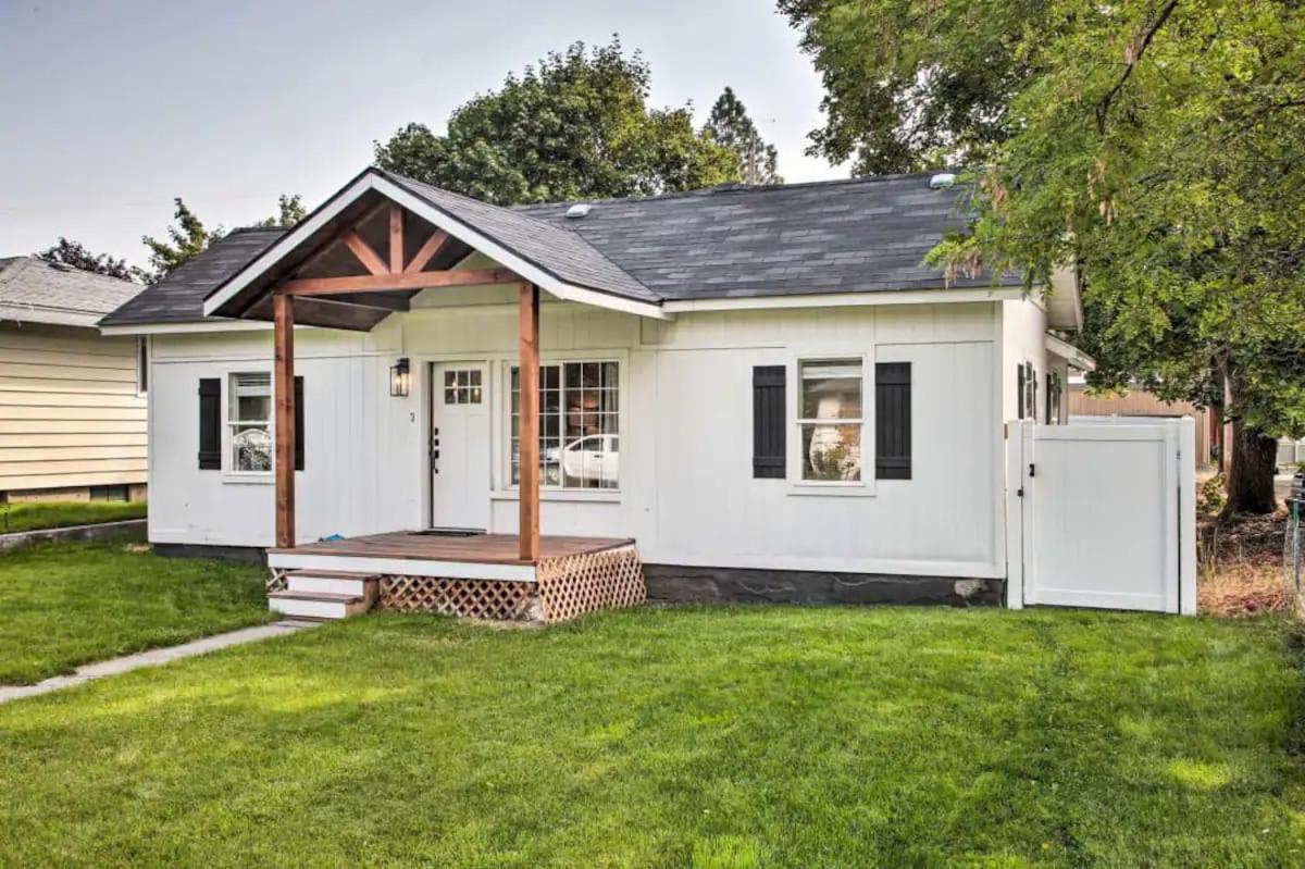Holiday home Cheerful 3 Bedroom With Backyard Oasis