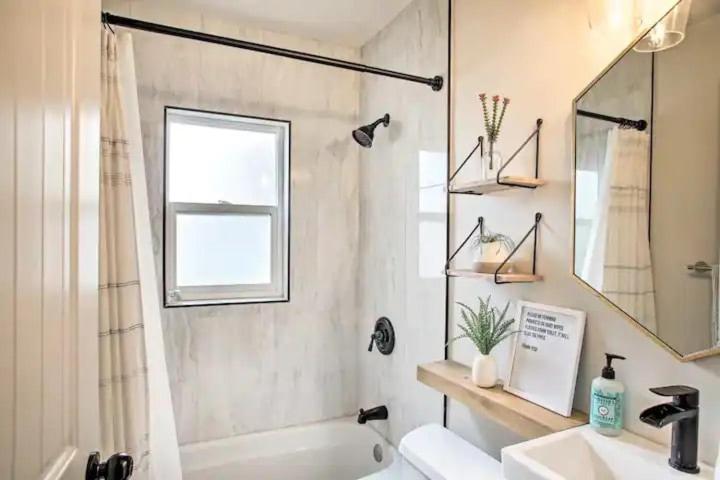 Cheerful 3 Bedroom With Backyard Oasis * Spokane