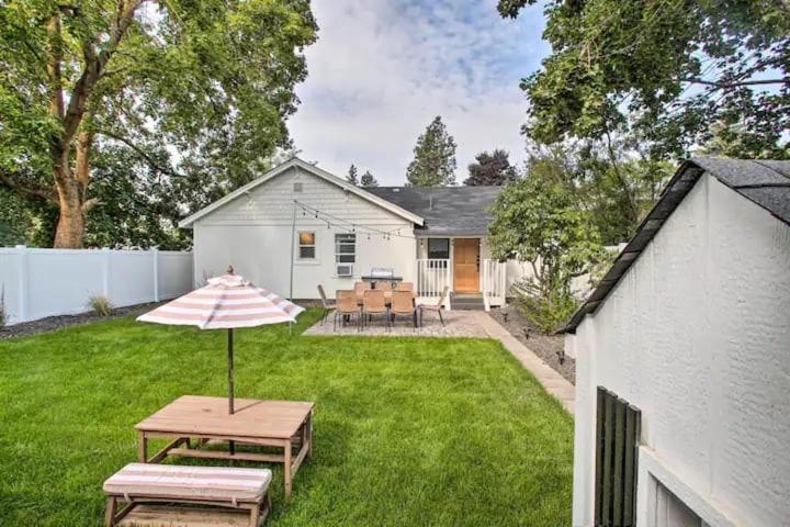 Cheerful 3 Bedroom With Backyard Oasis * Spokane