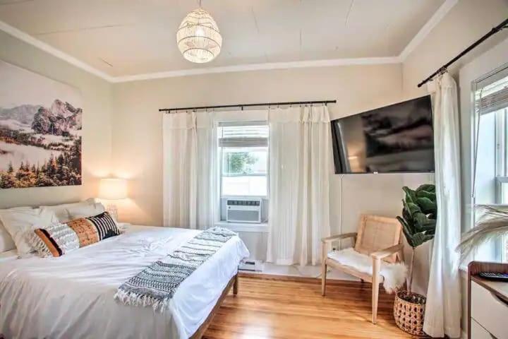 Cheerful 3 Bedroom With Backyard Oasis Spokane
