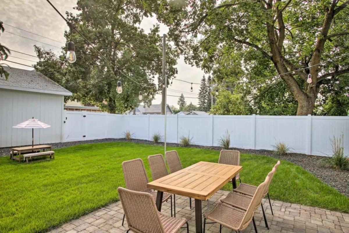 Holiday home Cheerful 3 Bedroom With Backyard Oasis
