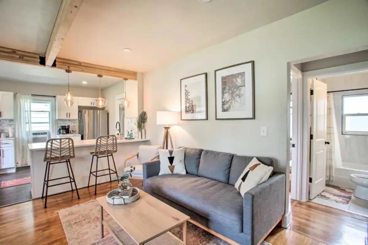 Cheerful 3 Bedroom With Backyard Oasis *